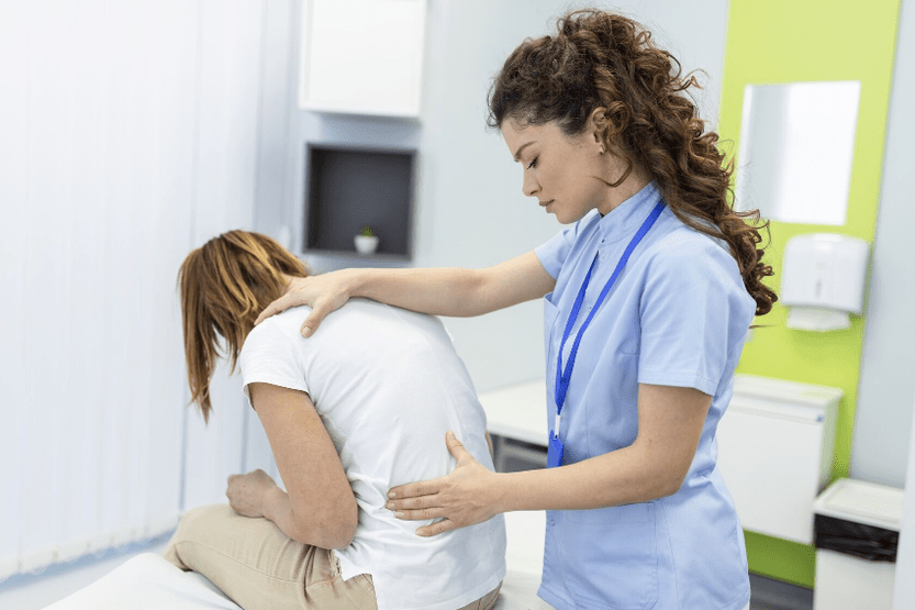 Pour diagnostiquer un mal de dos dans la région lombaire, votre médecin procédera à un examen physique. 