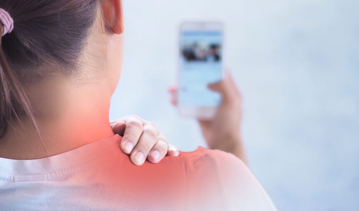 Le plus souvent, le cou fait mal à cause d'une mauvaise posture, par exemple si une personne utilise un smartphone pendant une longue période. 
